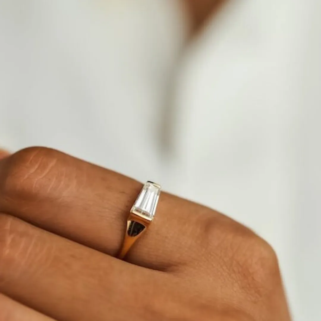 /public/photos/live/Baguette Diamond Solitaire Ring 470 (3).webp